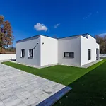 De Karlo By Interhome