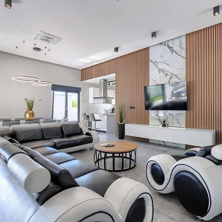 De Karlo By Interhome Ladici
