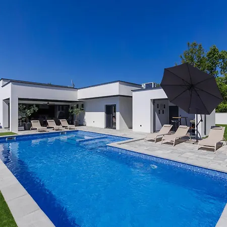 De Karlo By Interhome * Ladici
